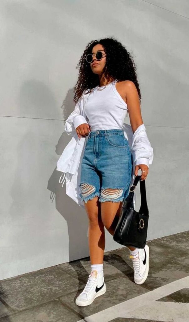 O short jeans é o melhor aliado para os dias mais quentes. (Imagem: reprodução Pinterest/Guita Moda | Dicas De Estilo | Beleza e Street style)