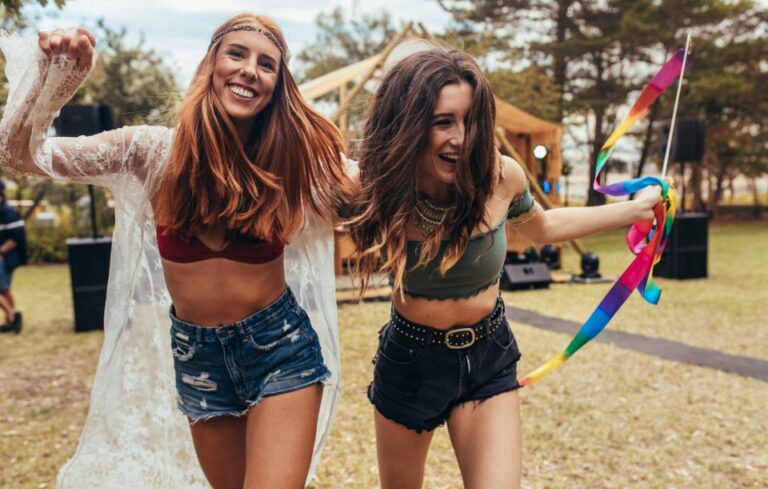 duas amigas se divertindo em um festival