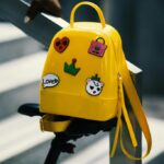 mochila decorada amarela