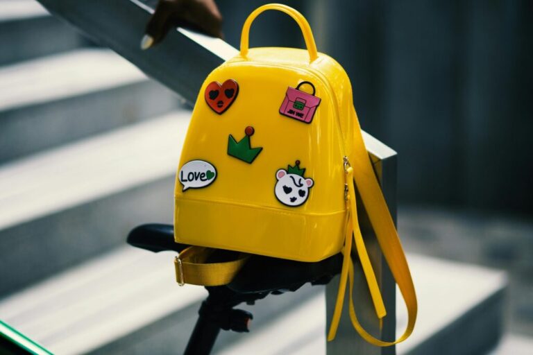 mochila decorada amarela